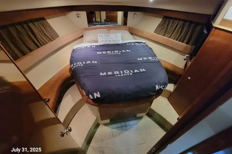 'perrydise' Yacht Photos Pics Master Stateroom in 2007 Meridian 341 Sedan yacht