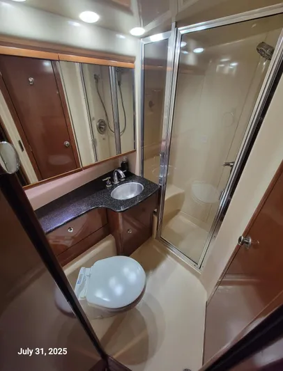 'perrydise' Yacht Photos Pics 2007 Meridian 341 Sedan yacht head w/shower and vanity.