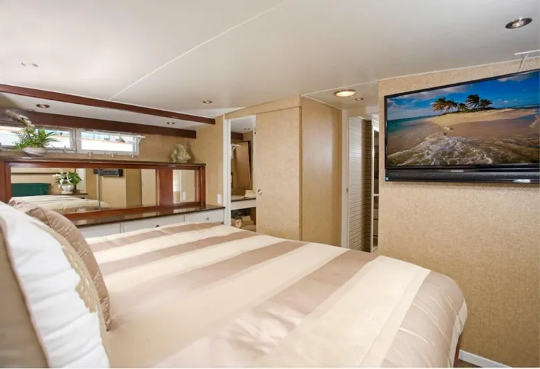 Savoy Yacht Photos Pics Luxurious bedroom interior of a 1970 Chris-Craft Commander yacht with modern amenities.