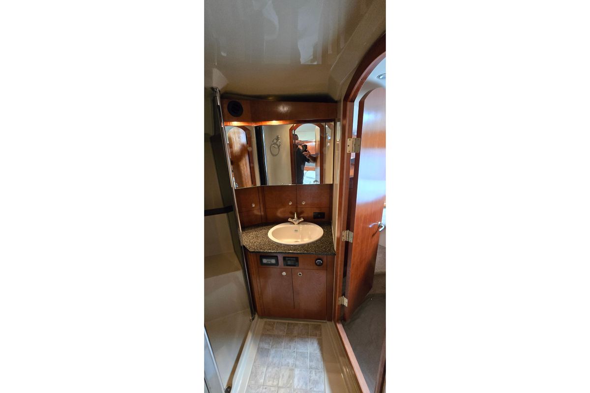 2005 Cruisers Yachts 52 