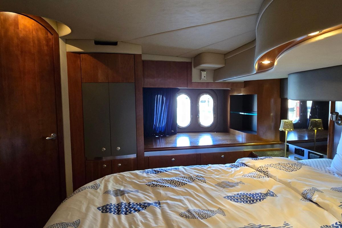 2005 Cruisers Yachts 52 