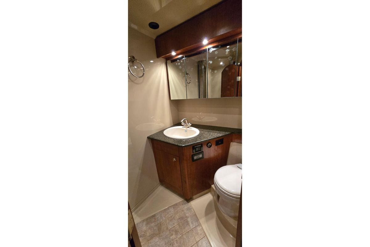 2005 Cruisers Yachts 52 
