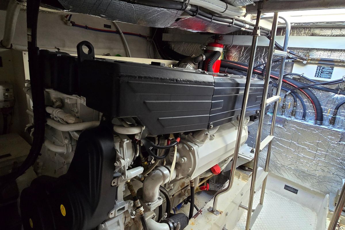 2005 Cruisers Yachts 52 