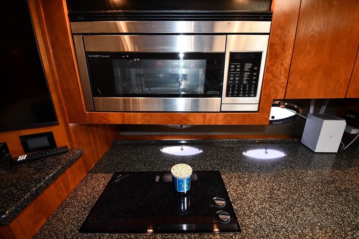 2005 Cruisers Yachts 50 