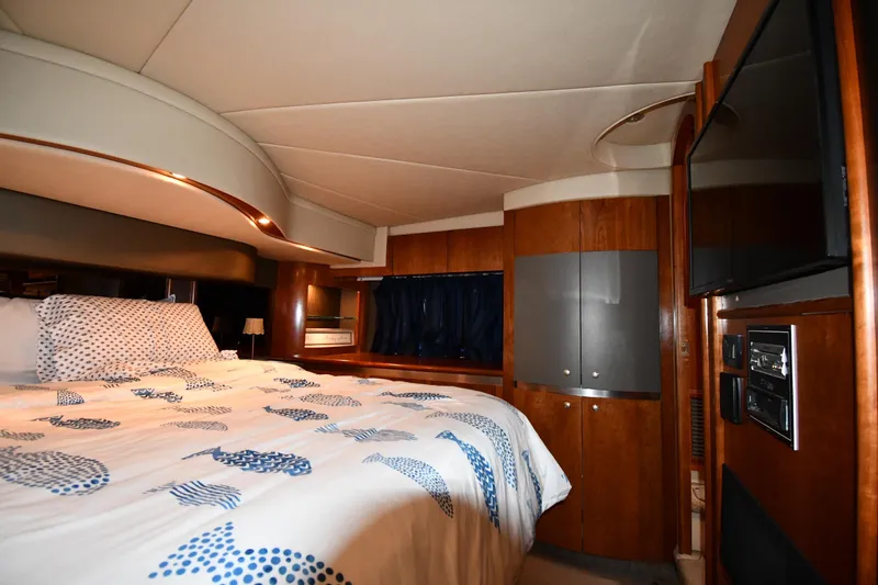  Yacht Photos Pics Luxurious 2005 Cruisers Yachts 500 Express cabin with cozy bed and modern amenities.