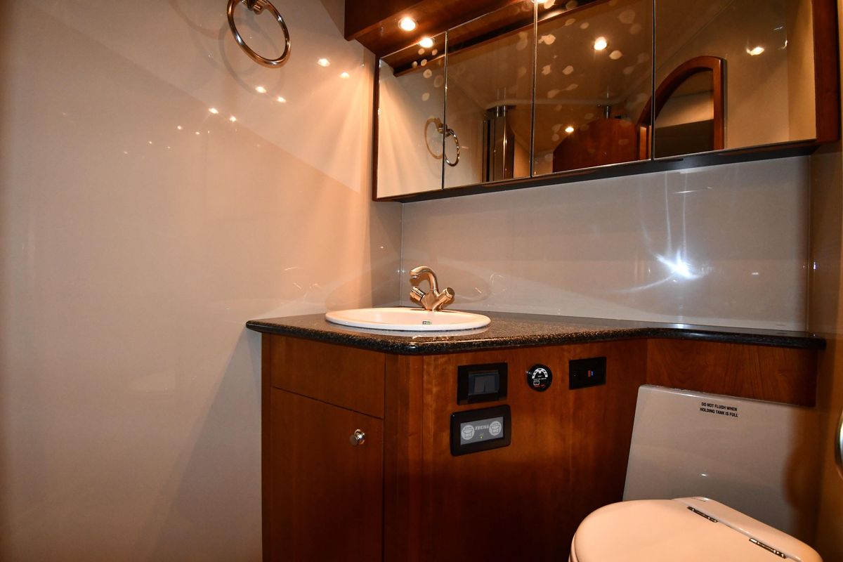 2005 Cruisers Yachts 50 