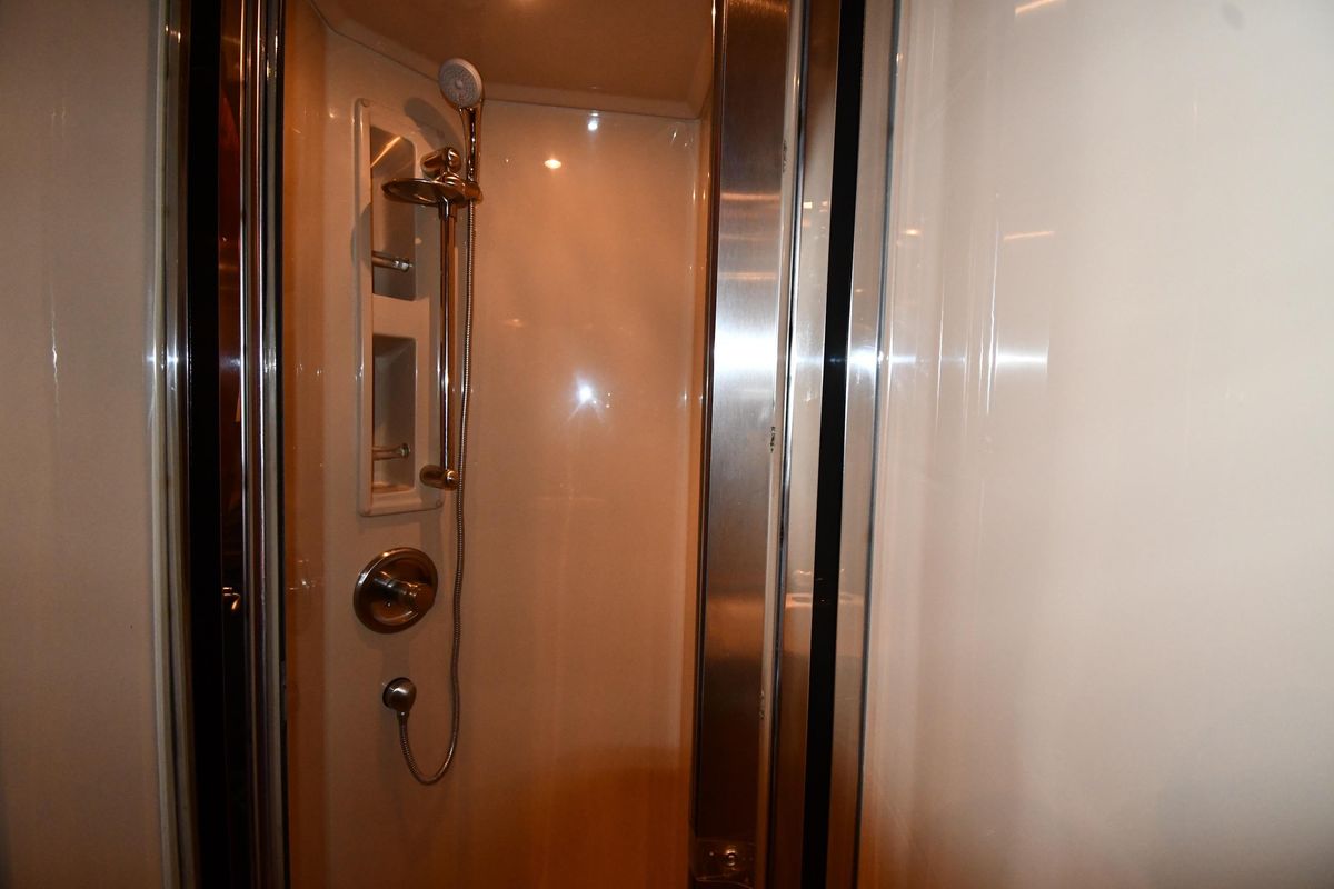 2005 Cruisers Yachts 50 