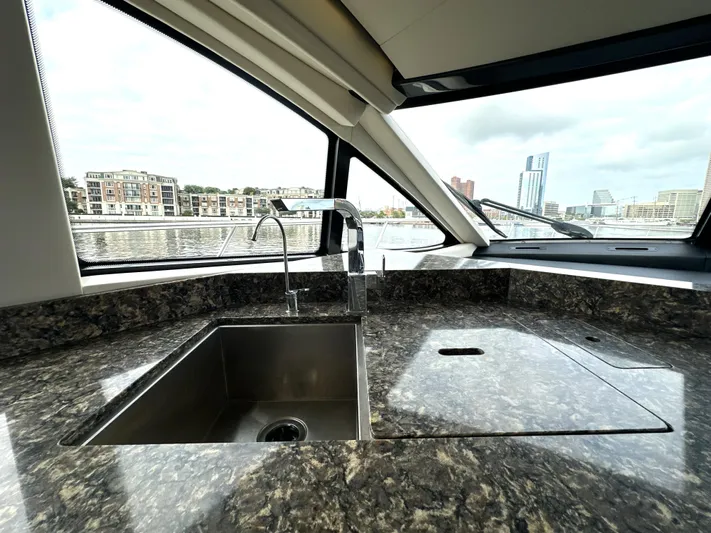  Yacht Photos Pics 2016 Sea Ray L650 Fly