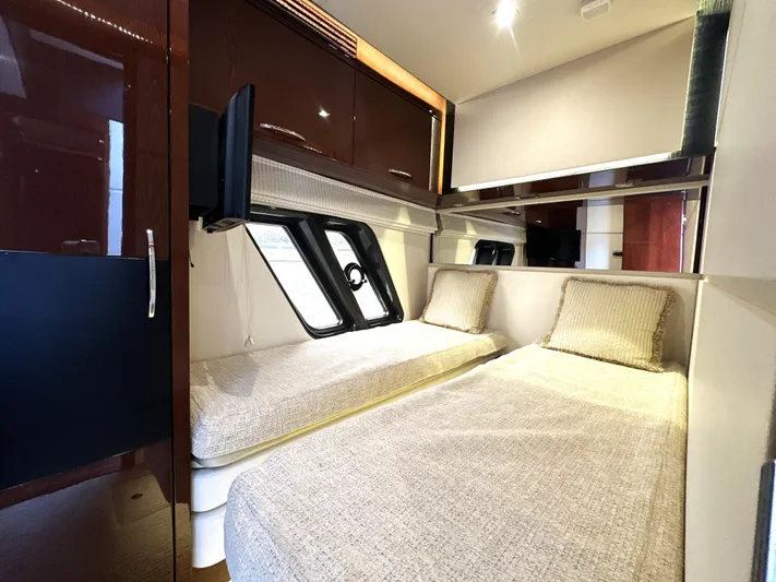  Yacht Photos Pics 2016 Sea Ray L650 Fly