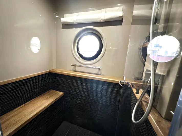  Yacht Photos Pics 2016 Sea Ray L650 Fly