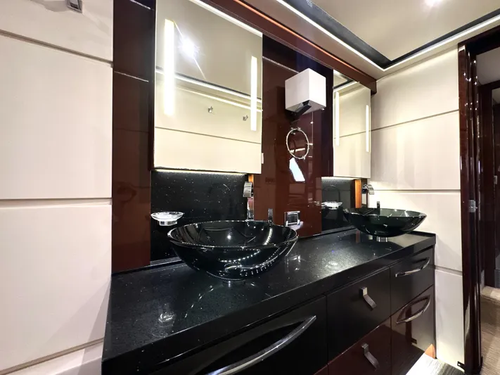  Yacht Photos Pics 2016 Sea Ray L650 Fly