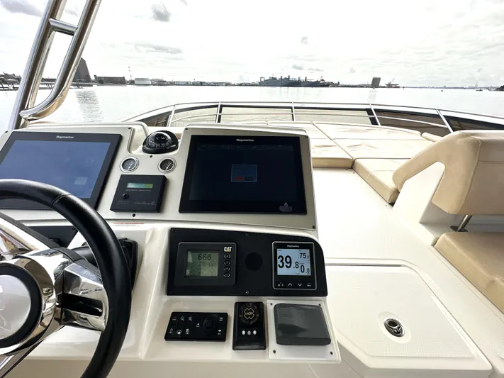  Yacht Photos Pics 2016 Sea Ray L650 Fly