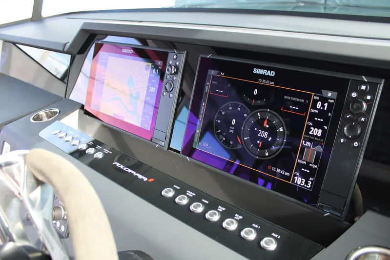  Yacht Photos Pics Axopar 37 - Helm