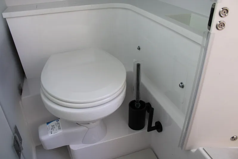  Yacht Photos Pics Axopar 37 - Head