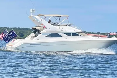 Sea Ray 440 Express Bridge