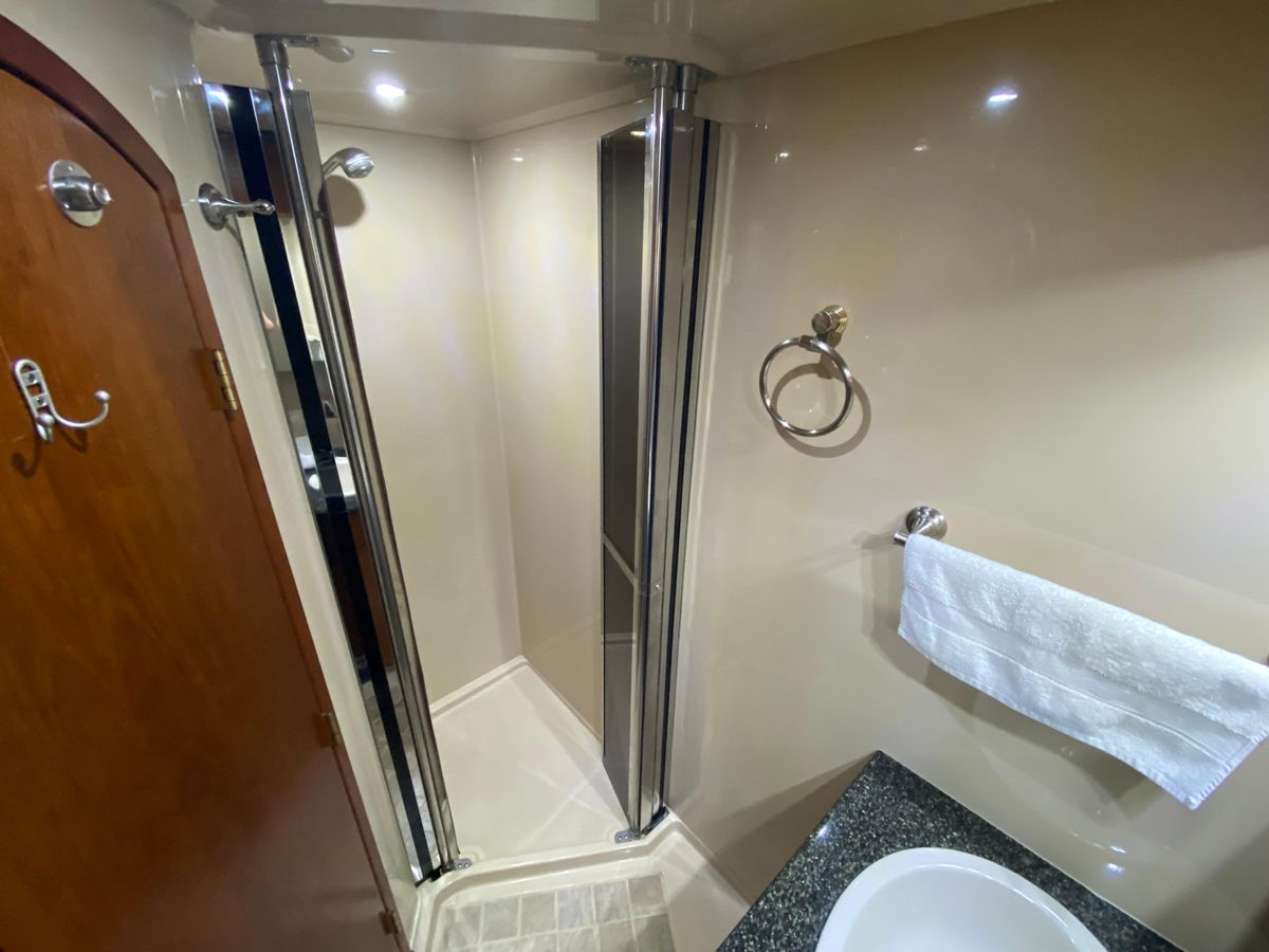2006 Cruisers Yachts 52 