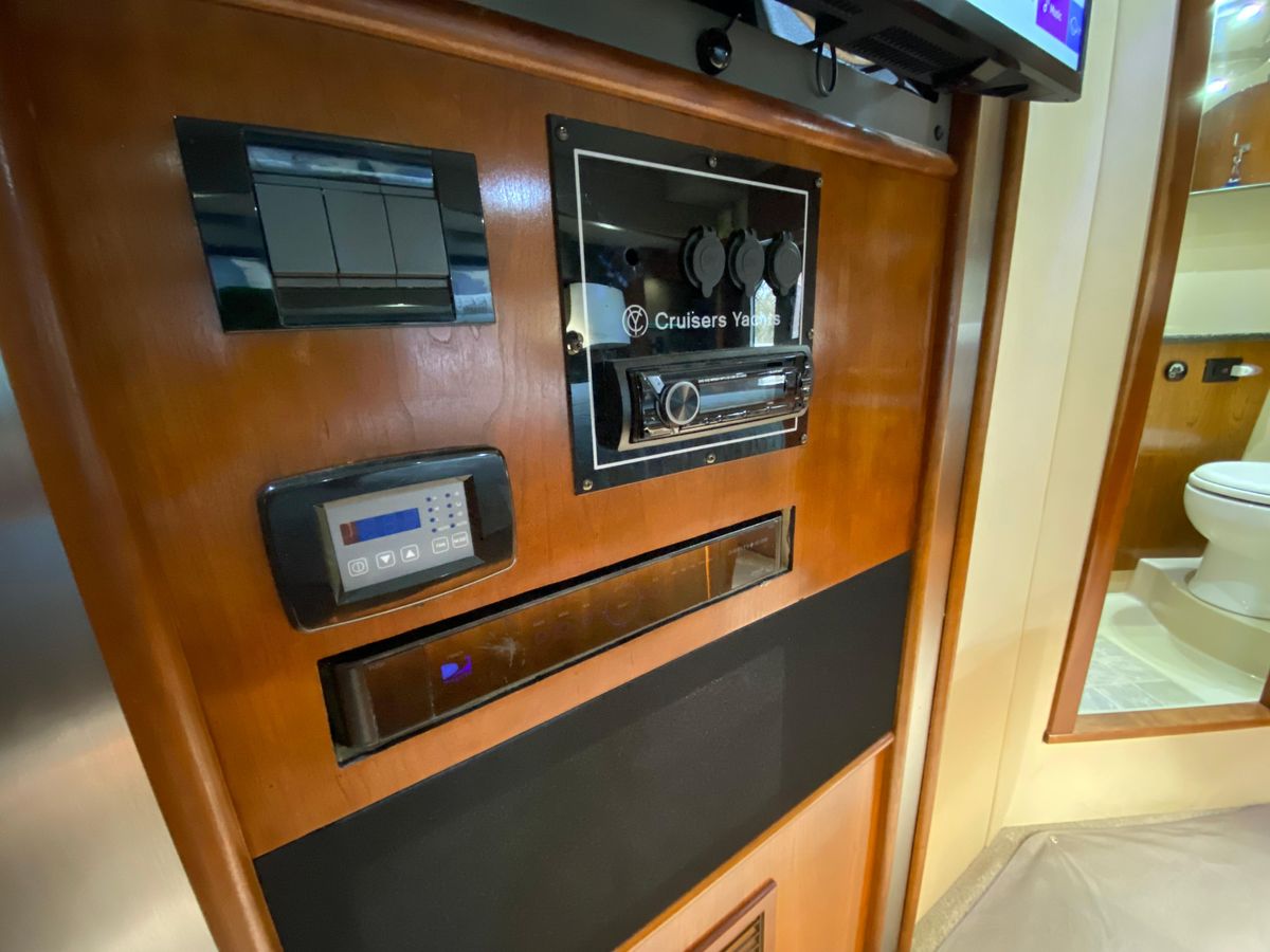 2006 Cruisers Yachts 52 
