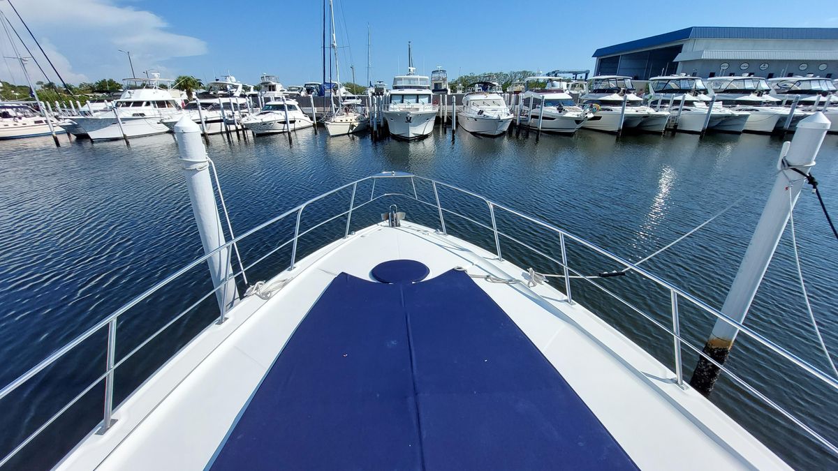 2006 Cruisers Yachts 52 