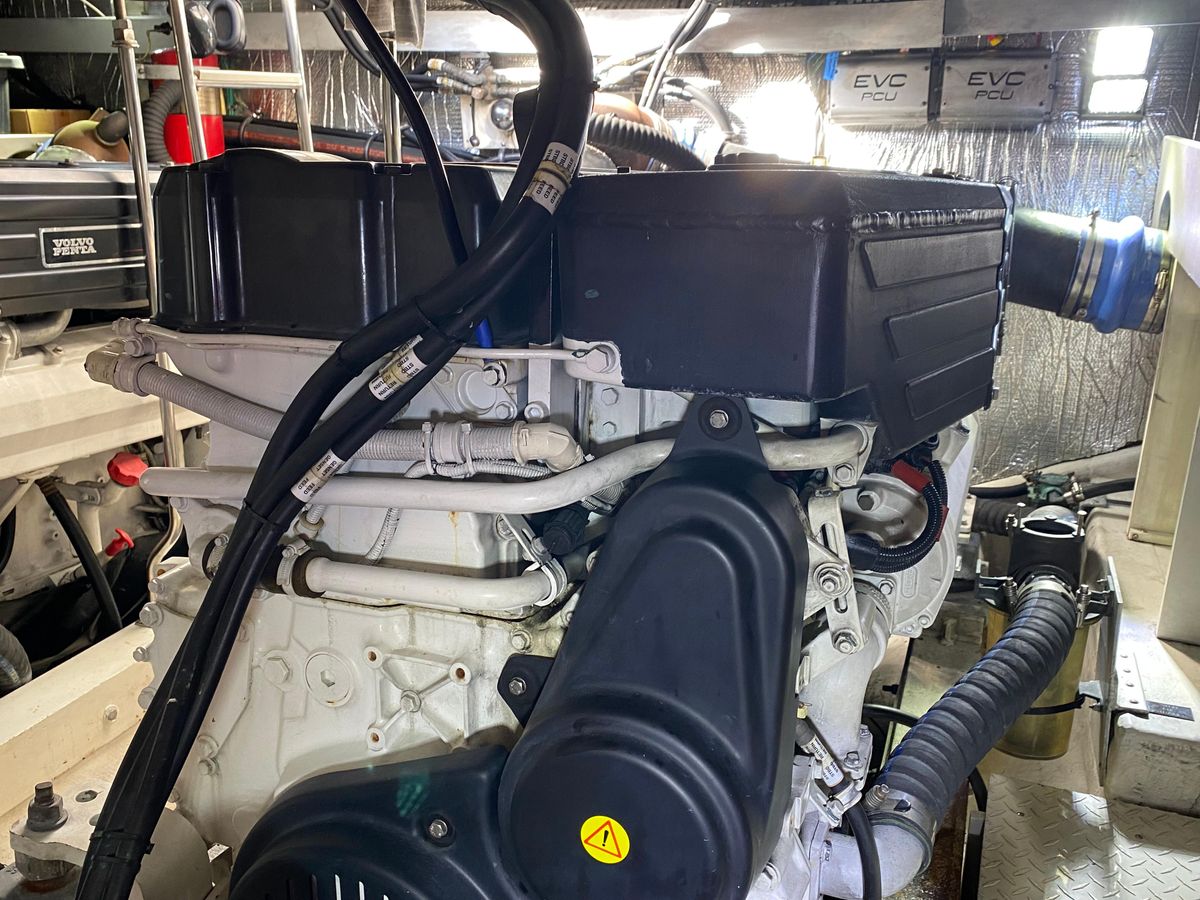 2006 Cruisers Yachts 52 