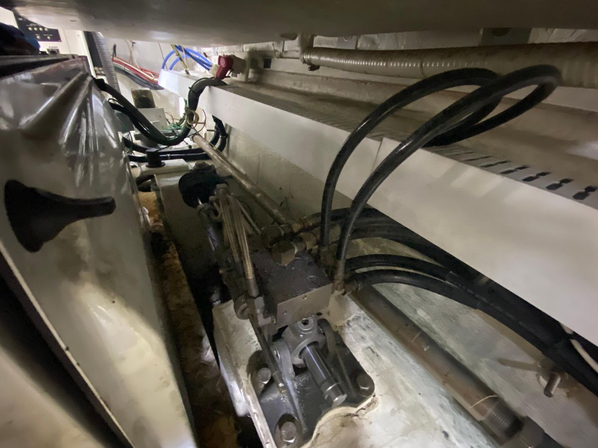 2006 Cruisers Yachts 52 