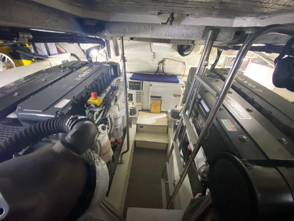 2006 Cruisers Yachts 52 
