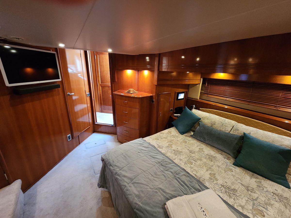 2006 Carver 56 