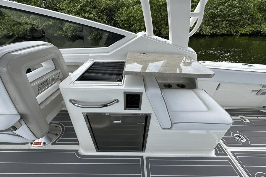 2021 Boston Whaler 280 Vantage