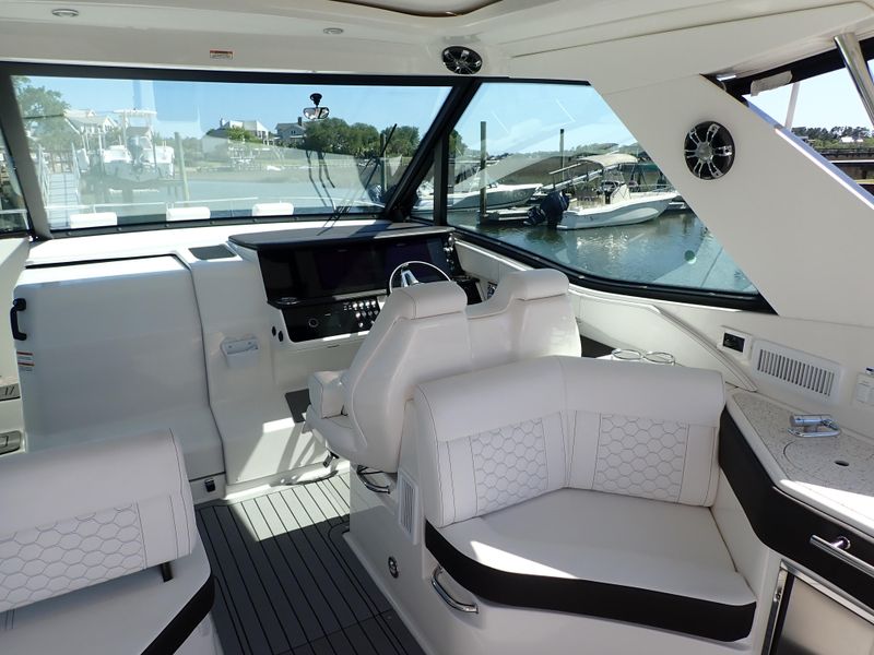 2021 Sea Ray 320 SUNDANCER COUPE OB