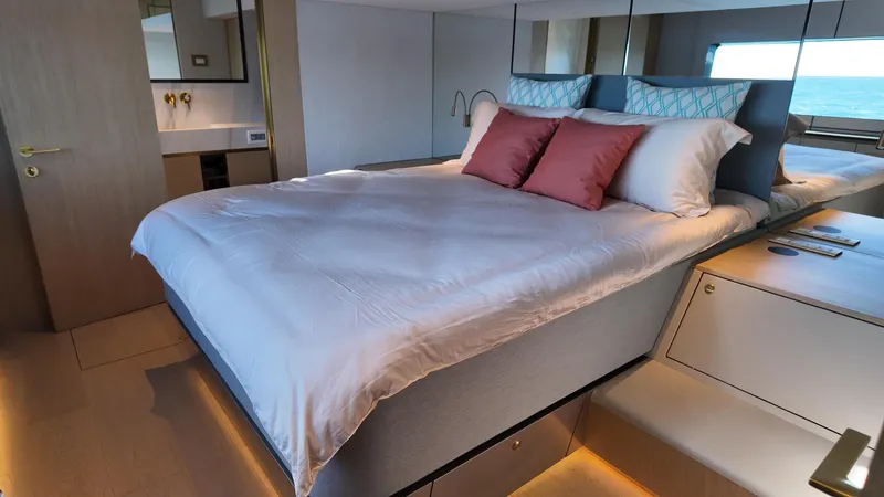 Carbon-fiber Power Catamaran Yacht Photos Pics 