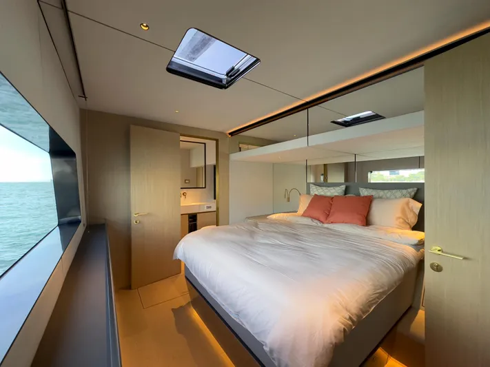 Carbon-fiber Power Catamaran Yacht Photos Pics 