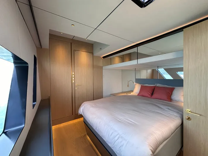 Carbon-fiber Power Catamaran Yacht Photos Pics 