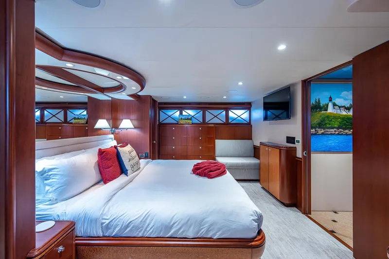 Lady Lorraine Yacht Photos Pics Luxurious master bedroom in 2007 Cheoy Lee Bravo Flybridge Motor Yacht.