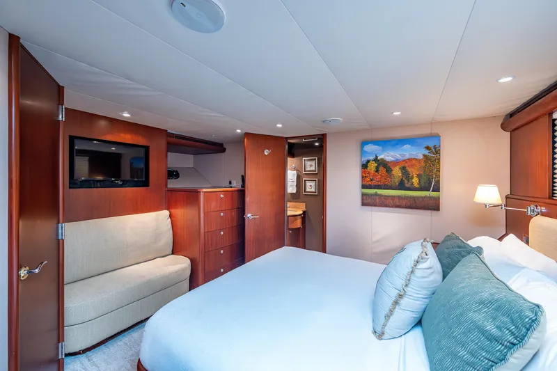 Lady Lorraine Yacht Photos Pics Luxurious bedroom interior of 2007 Cheoy Lee Bravo Flybridge Motor Yacht.