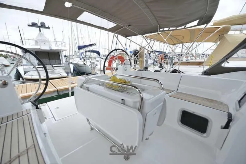  Yacht Photos Pics Sun Odyssey 469