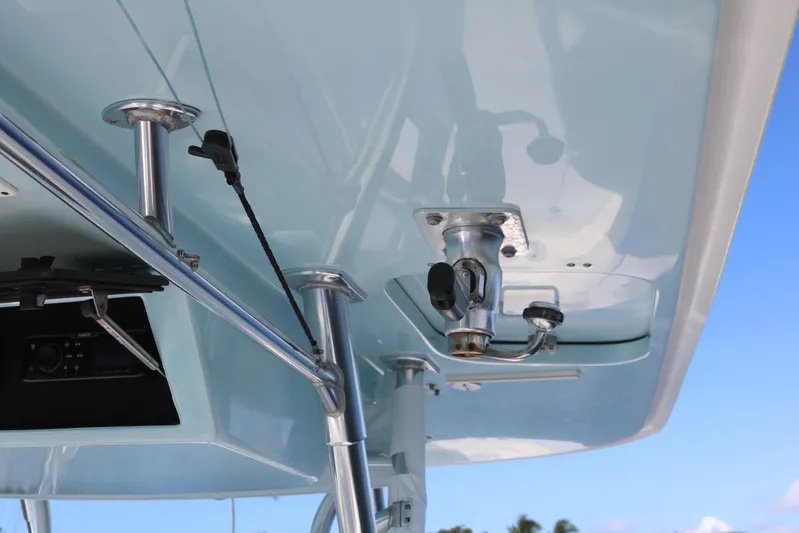 Logan's Adventure Yacht Photos Pics 2008 Venture 39 Center Console boat roof with rod holders and equipment.
