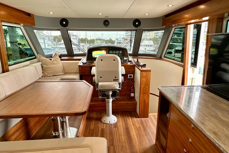 South Paws Yacht Photos Pics Outer Reef 62 SOUTH PAWS - Helm Salon