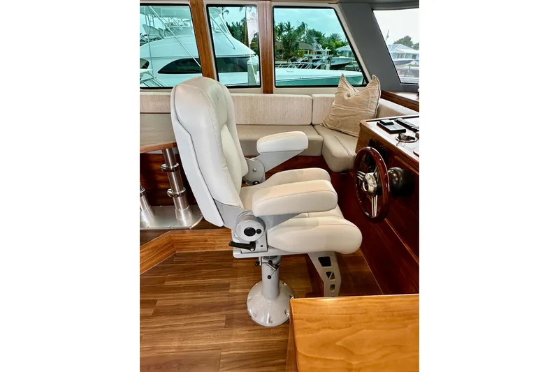 South Paws Yacht Photos Pics Outer Reef 62 SOUTH PAWS - Helm