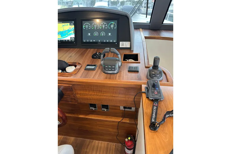 South Paws Yacht Photos Pics Outer Reef 62 SOUTH PAWS - Helm