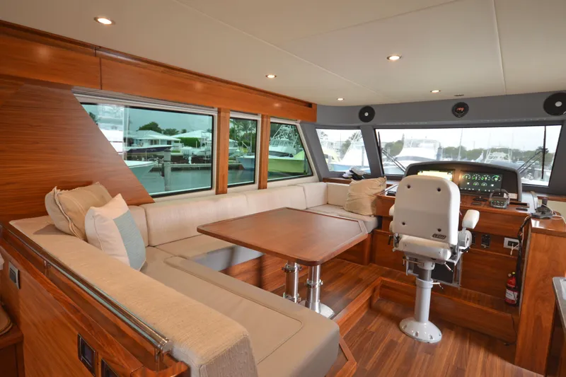 South Paws Yacht Photos Pics Outer Reef 62 SOUTH PAWS - Helm Salon