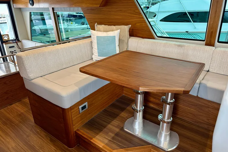 South Paws Yacht Photos Pics Outer Reef 62 SOUTH PAWS - Helm Salon