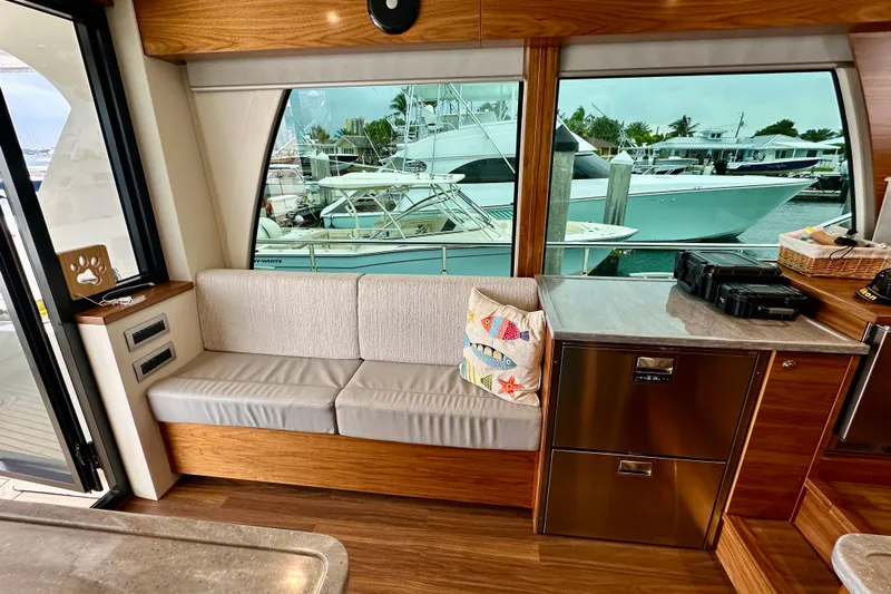 South Paws Yacht Photos Pics Outer Reef 62 SOUTH PAWS - Salon