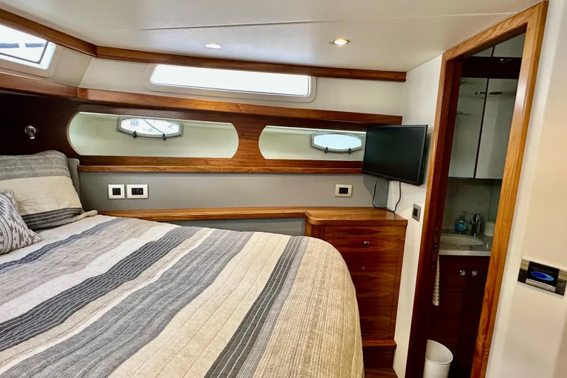 South Paws Yacht Photos Pics Outer Reef 62 SOUTH PAWS - VIP Bow Stateroom