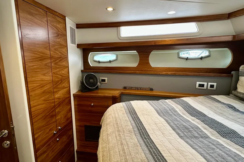 South Paws Yacht Photos Pics Outer Reef 62 SOUTH PAWS - VIP Bow Stateroom