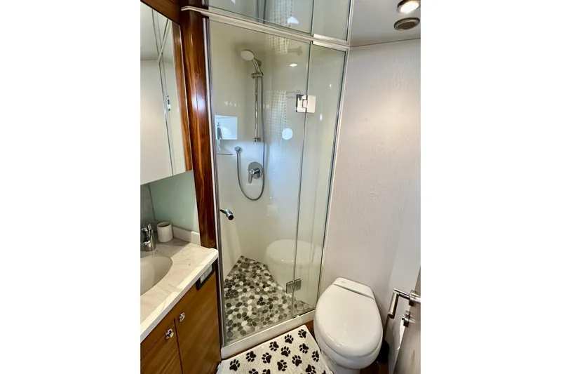 South Paws Yacht Photos Pics Outer Reef 62 SOUTH PAWS - VIP Bow Stateroom Ensuite Head