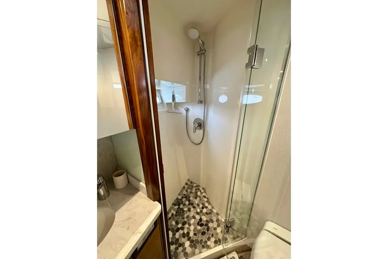 South Paws Yacht Photos Pics Outer Reef 62 SOUTH PAWS - VIP Bow Stateroom Ensuite Head