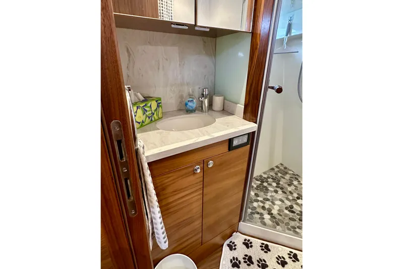 South Paws Yacht Photos Pics Outer Reef 62 SOUTH PAWS - VIP Bow Stateroom Ensuite Head