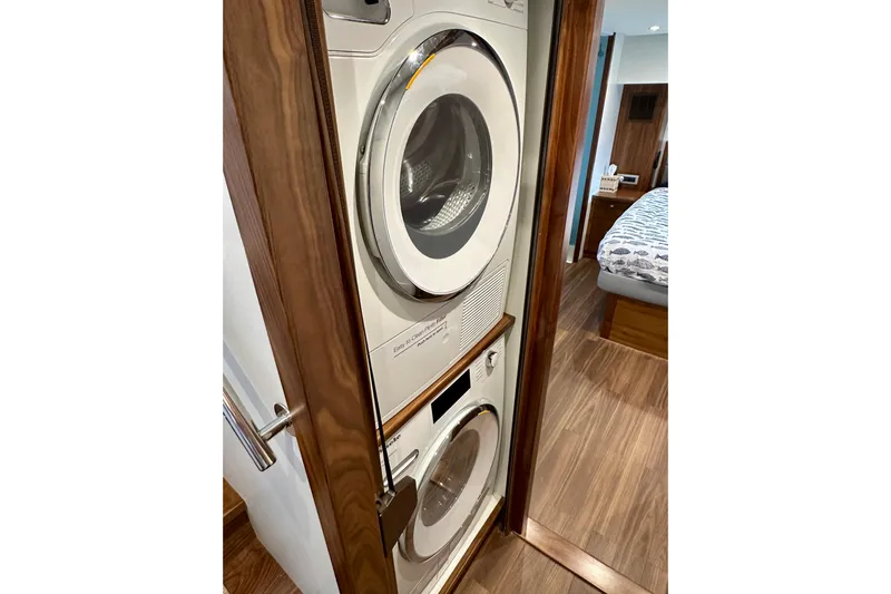 South Paws Yacht Photos Pics Outer Reef 62 SOUTH PAWS - Washer and Dryer