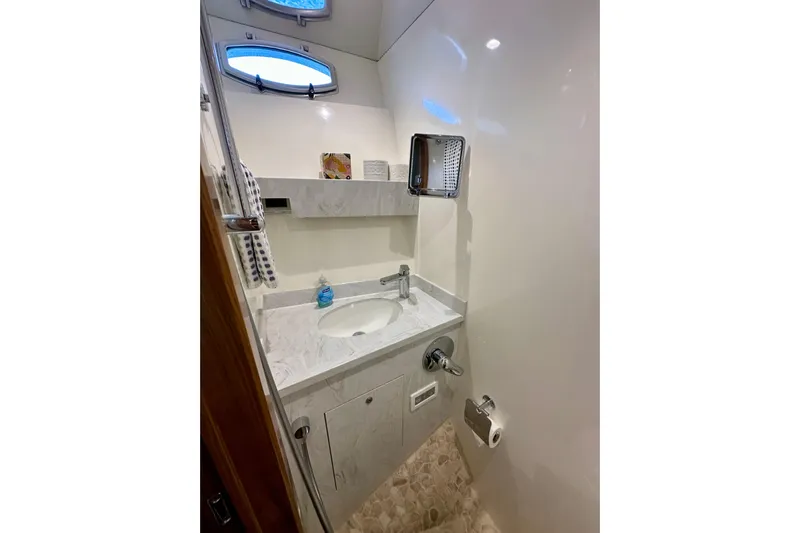 South Paws Yacht Photos Pics Outer Reef 62 SOUTH PAWS - Crew Quarters Head