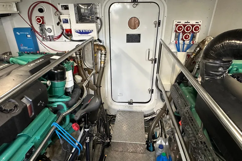 South Paws Yacht Photos Pics Outer Reef 62 SOUTH PAWS - Engine Room