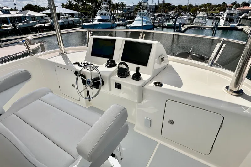 South Paws Yacht Photos Pics Outer Reef 62 SOUTH PAWS - Fly Bridge Helm